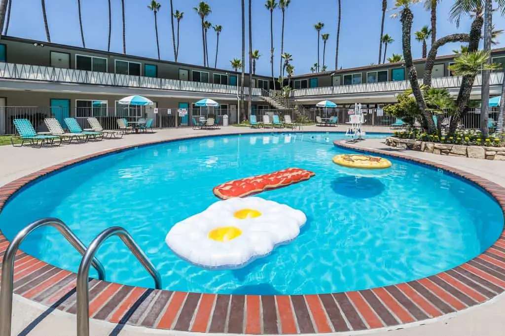 Pool view of Kings Inn Hotel in San Diego, California
